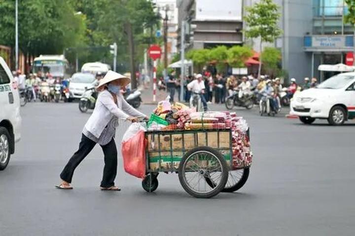 Hotspot Matrix: Biến Phương Oanh diện set đồ 50 thành cơ hội marketing đột phá